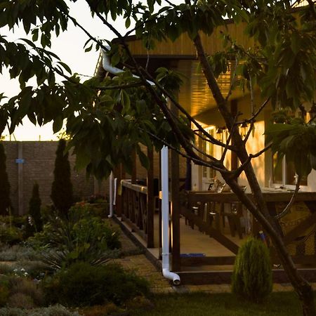 Три Кошки Hotel Chornomorsk Buitenkant foto