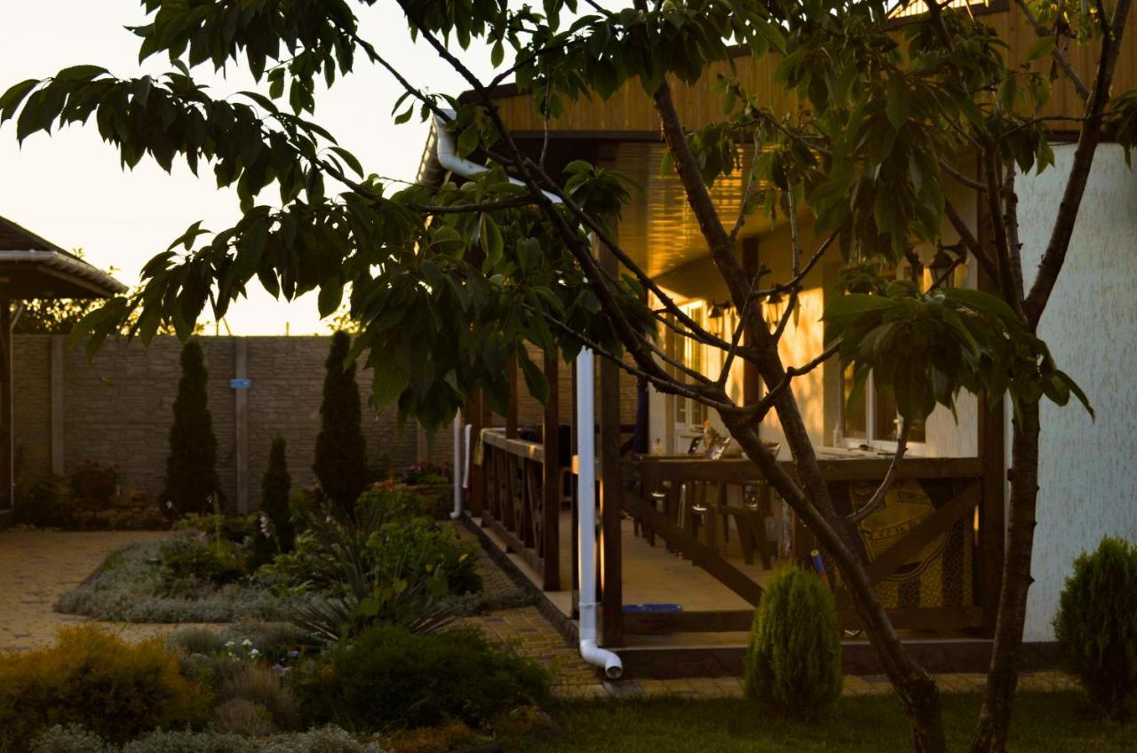 Три Кошки Hotel Chornomorsk Buitenkant foto