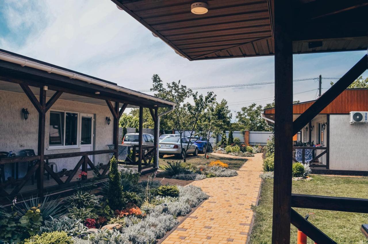 Три Кошки Hotel Chornomorsk Buitenkant foto