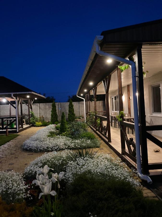 Три Кошки Hotel Chornomorsk Buitenkant foto