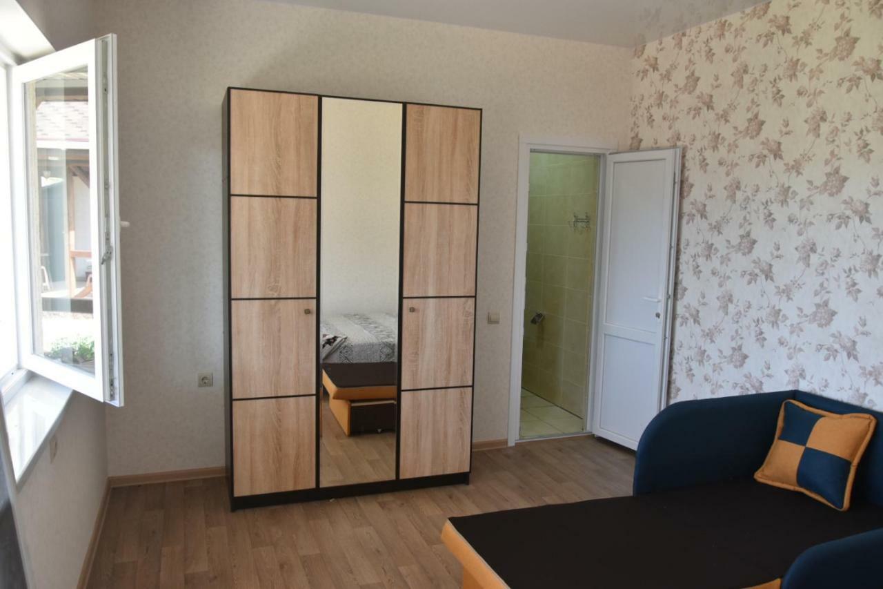 Три Кошки Hotel Chornomorsk Buitenkant foto