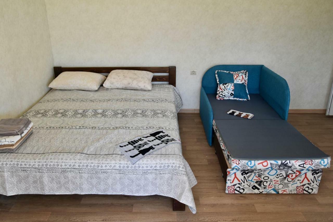 Три Кошки Hotel Chornomorsk Buitenkant foto