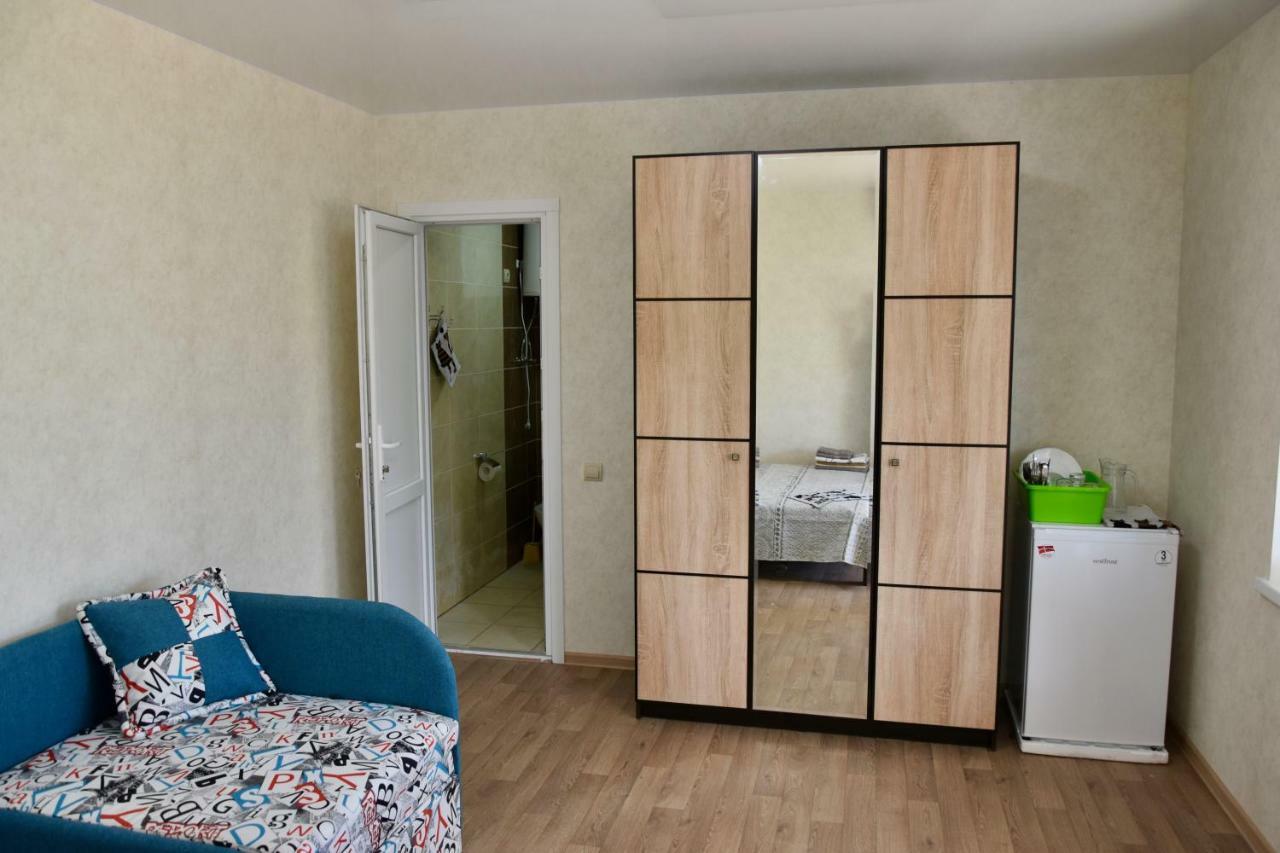 Три Кошки Hotel Chornomorsk Buitenkant foto