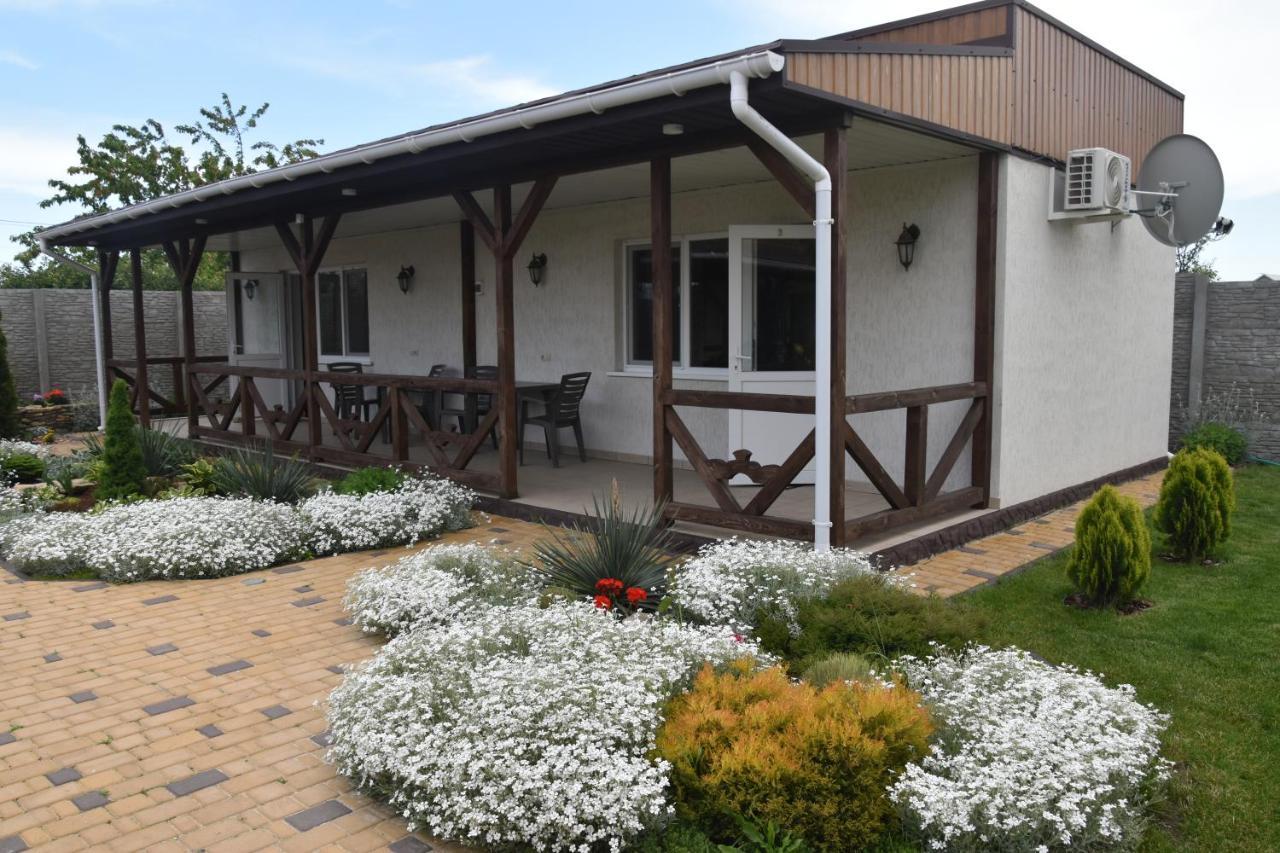 Три Кошки Hotel Chornomorsk Buitenkant foto