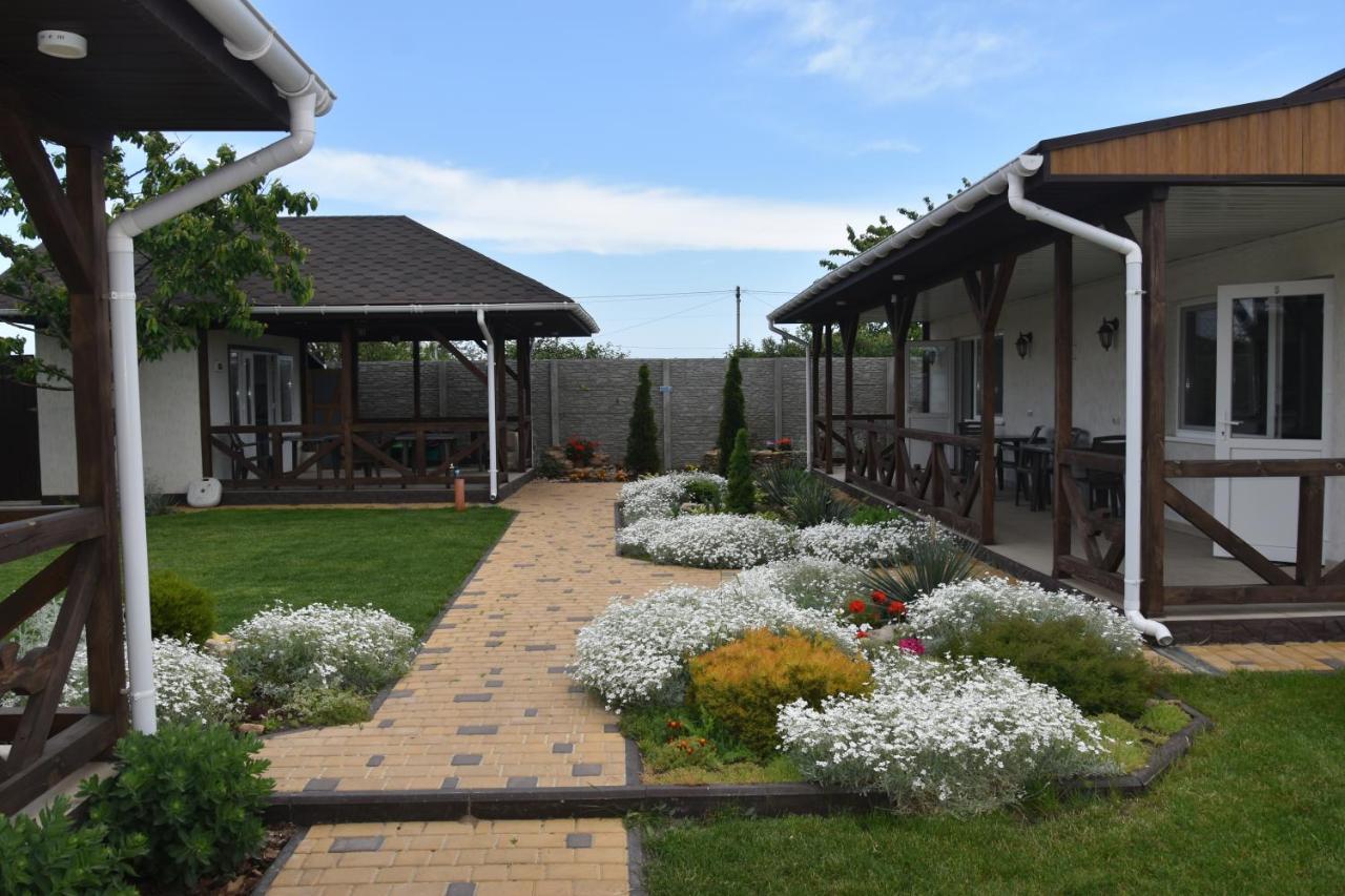 Три Кошки Hotel Chornomorsk Buitenkant foto