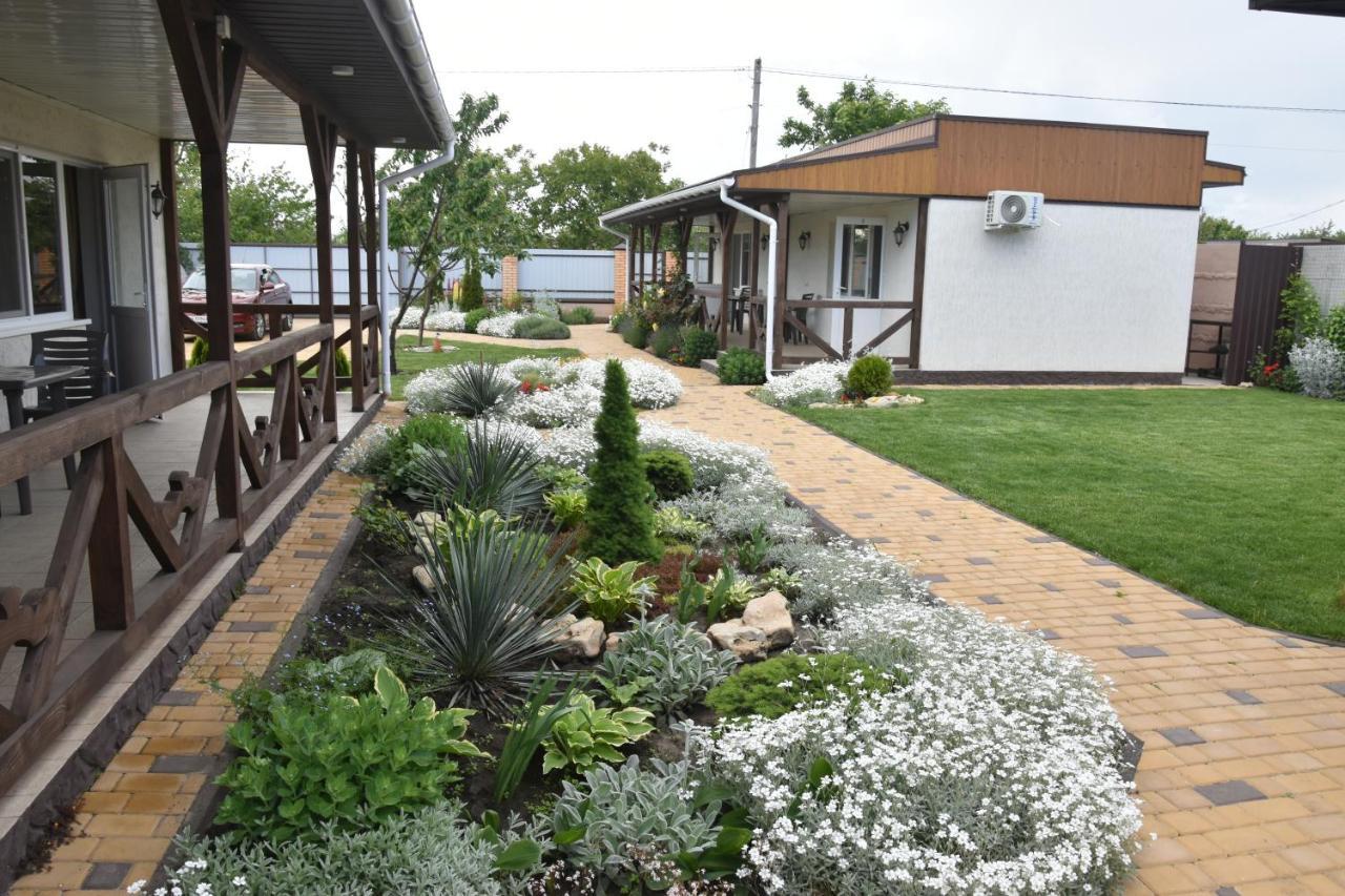 Три Кошки Hotel Chornomorsk Buitenkant foto