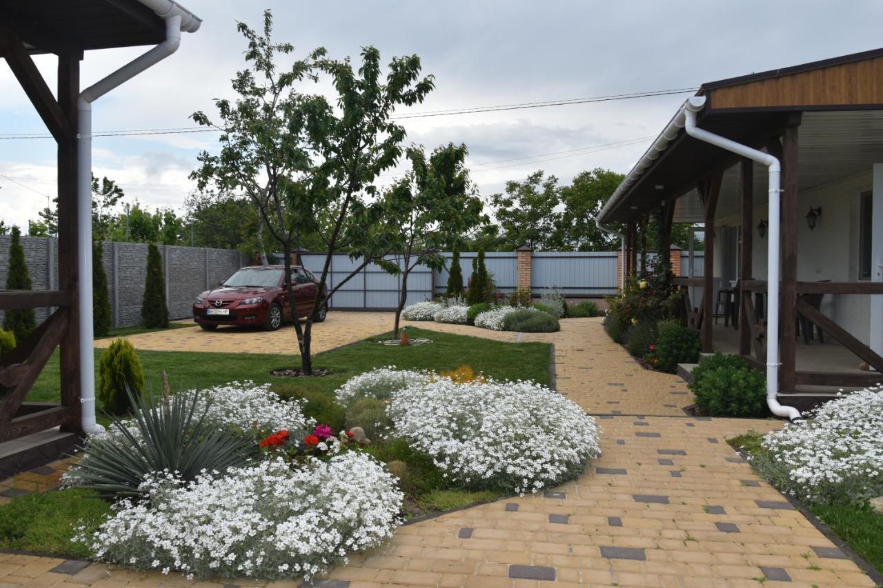 Три Кошки Hotel Chornomorsk Buitenkant foto