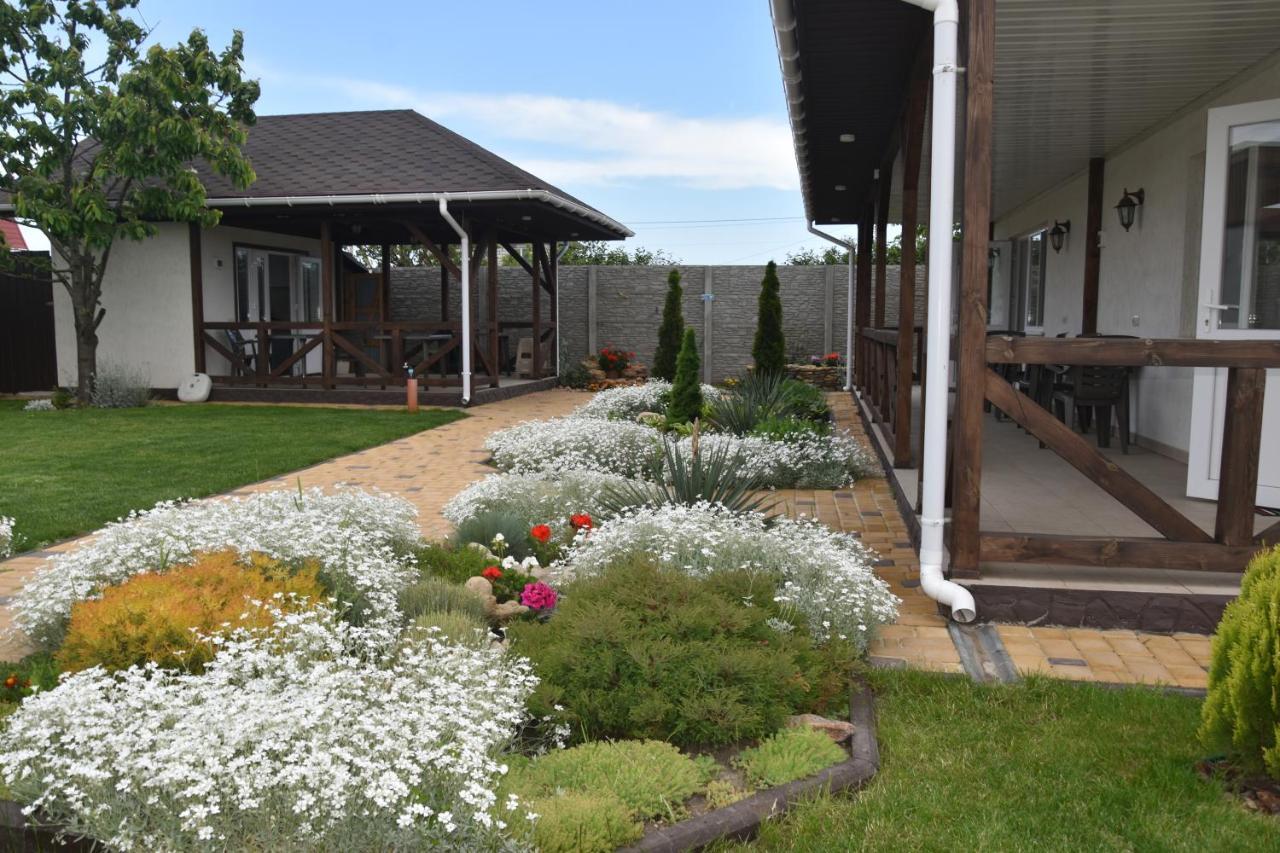 Три Кошки Hotel Chornomorsk Buitenkant foto