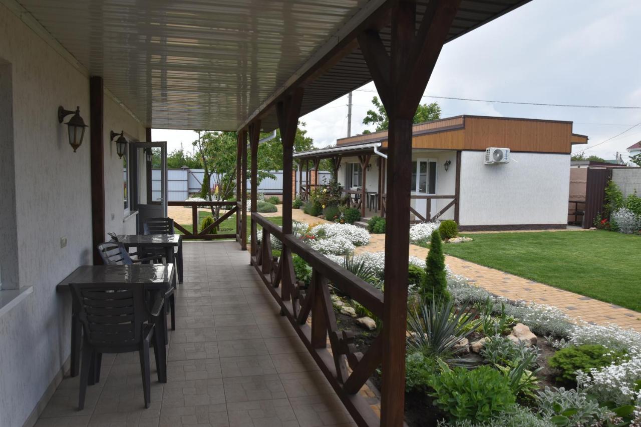 Три Кошки Hotel Chornomorsk Buitenkant foto