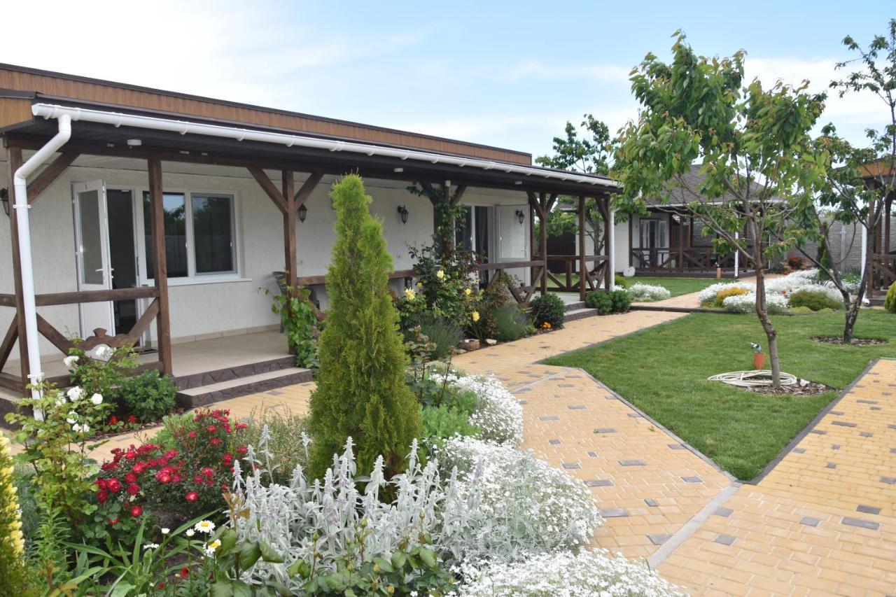 Три Кошки Hotel Chornomorsk Buitenkant foto